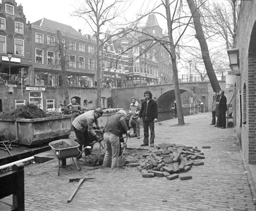 880916 Afbeelding van werknemers van de Gemeentelijke Plantsoenendienst die een boom gaan planten op de werf langs de ...